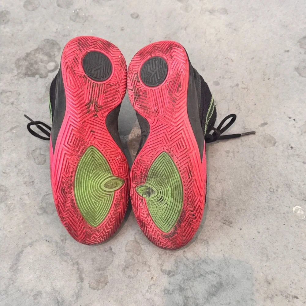 NIKE KYRIE FLYTRAP 2 GS 'BLACK HYPER PINK SIZE 4Y
